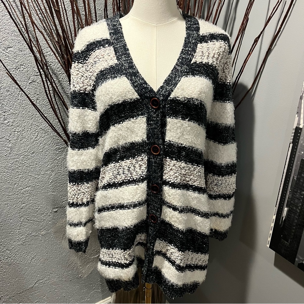 🌺NWT MIA & TESS BLACK AMD WHITE STRIPED COZY CARDIGAN SWEATER SIZE SMALL🌺